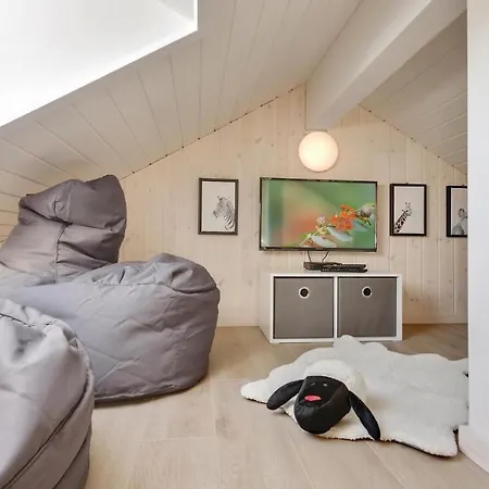 8 Bedroom Awesome In Prázdninový dům