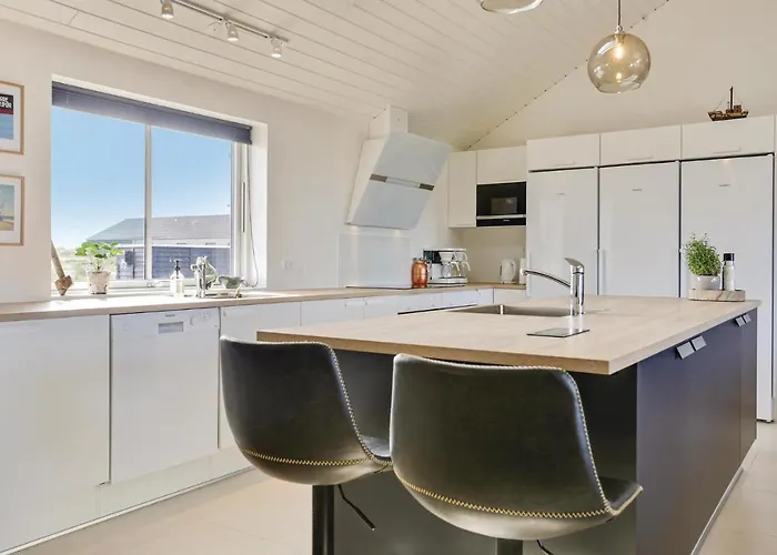8 Bedroom Awesome In *